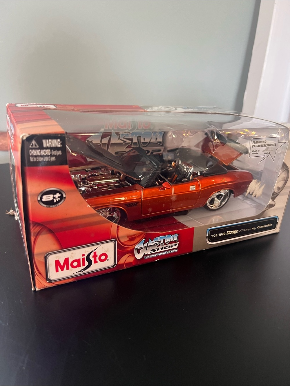Maisto Custom Shop 1970 Dodge Challenger R/T Convertible in 1:24 scale.